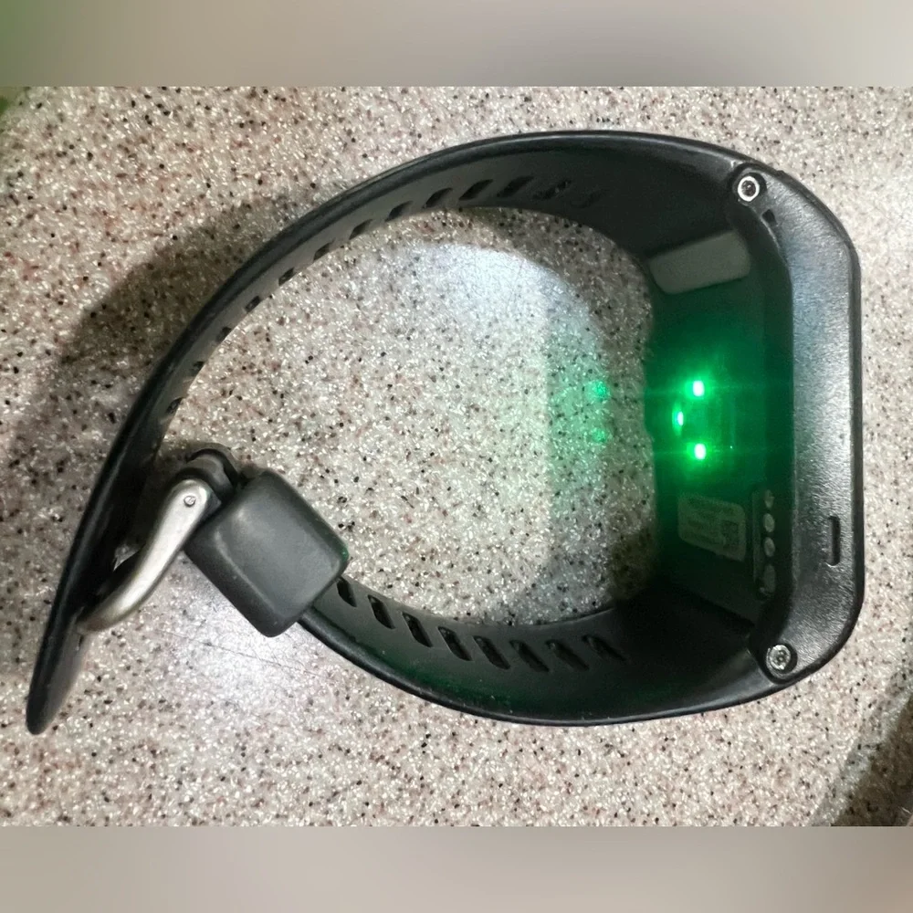 Garmin Vivoactive HR smartwatch- EUC - has hairline crack on face - STILL WORKS!